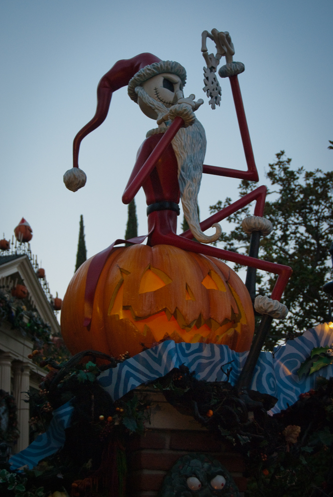 3-NOV-2013: The "Nightmare Before Christmas" in full effect at Disneyland's Haunted Mansion
