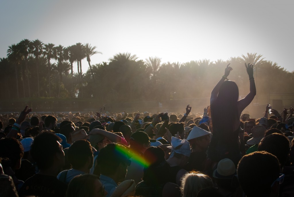 21-APR-2013: Hazy sun, dusty winds and big crowds. Must be late afternoon at the Coachella main stage, at this point manned by Social Distortion.